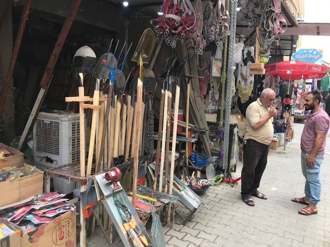 صور برائحة صفصاف الصويرة.. جعفر النجار يعرض صنائع يديه ويباهي بـ 100 عام مع الخشب