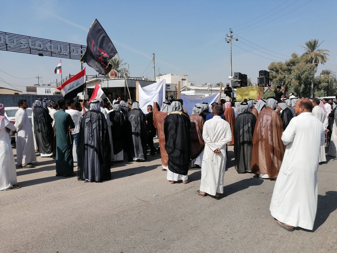 “لم نعد نحتمل العطش”.. تظاهرة غاضبة في المدحتية احتجاجاً على انقطاع المياه (صور)