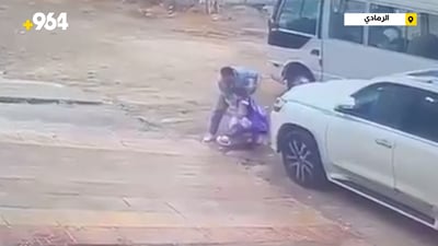 كاميرا مراقبة توثق تصرفاً نبيلاً لسائق كوستر مع طفلة في الرمادي