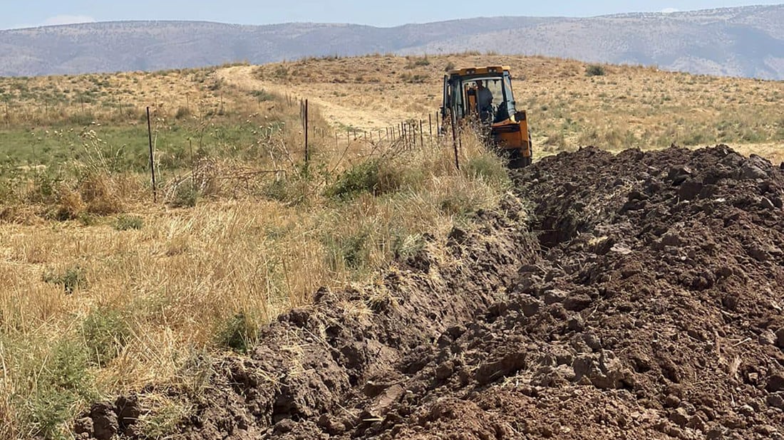 تۆڕی ئاو بۆ گوندێكی باسرمه‌ راده‌كێشرێت و سه‌رچاوه‌كه‌ى له‌ كانییه‌وه‌ ده‌كرێته‌ بیر