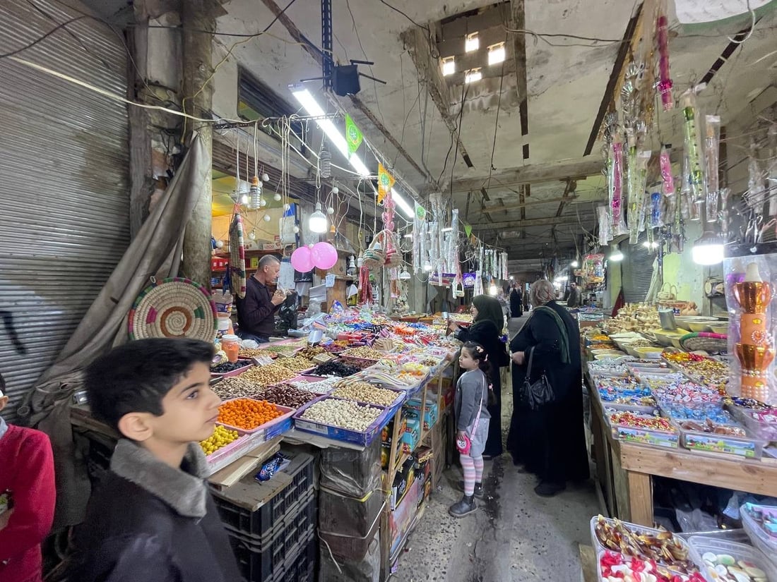 صور: نساء ديالى في سوق بعقوبة القديم وفاءً لنذر “زكريا” وطلباً للذرية