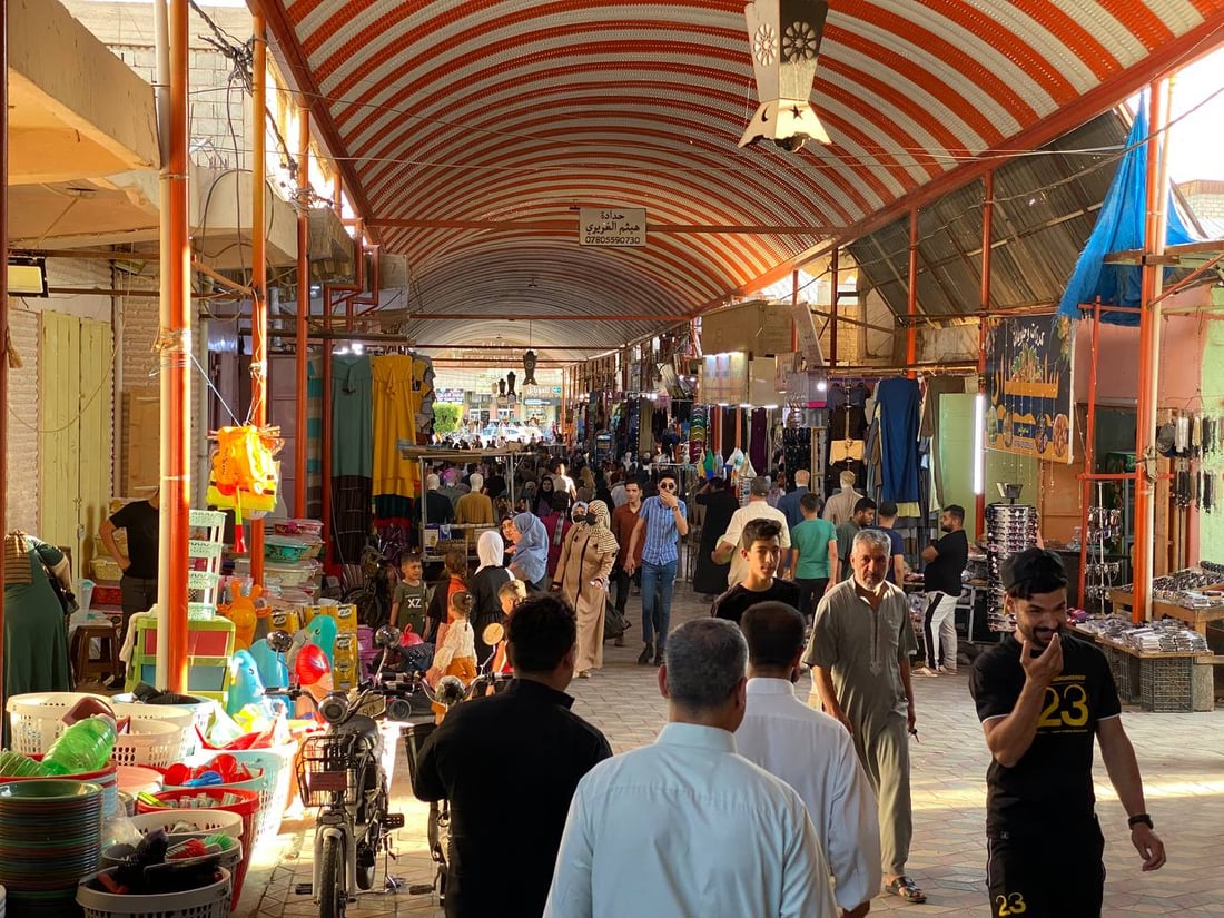 الزي العربي والحذاء الرياضي.. “موضة” عيد الأضحى هذا العام في هيت (صور)