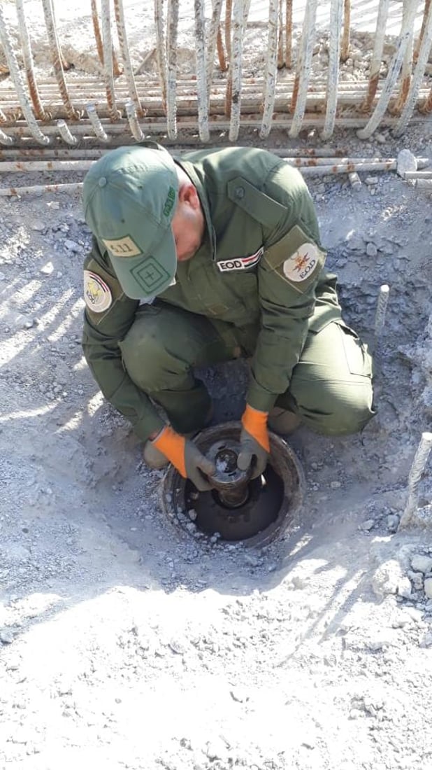صور: عملية معقدة لرفع قنبلة بوزن نصف طن تحملها القاصفات في الموصل