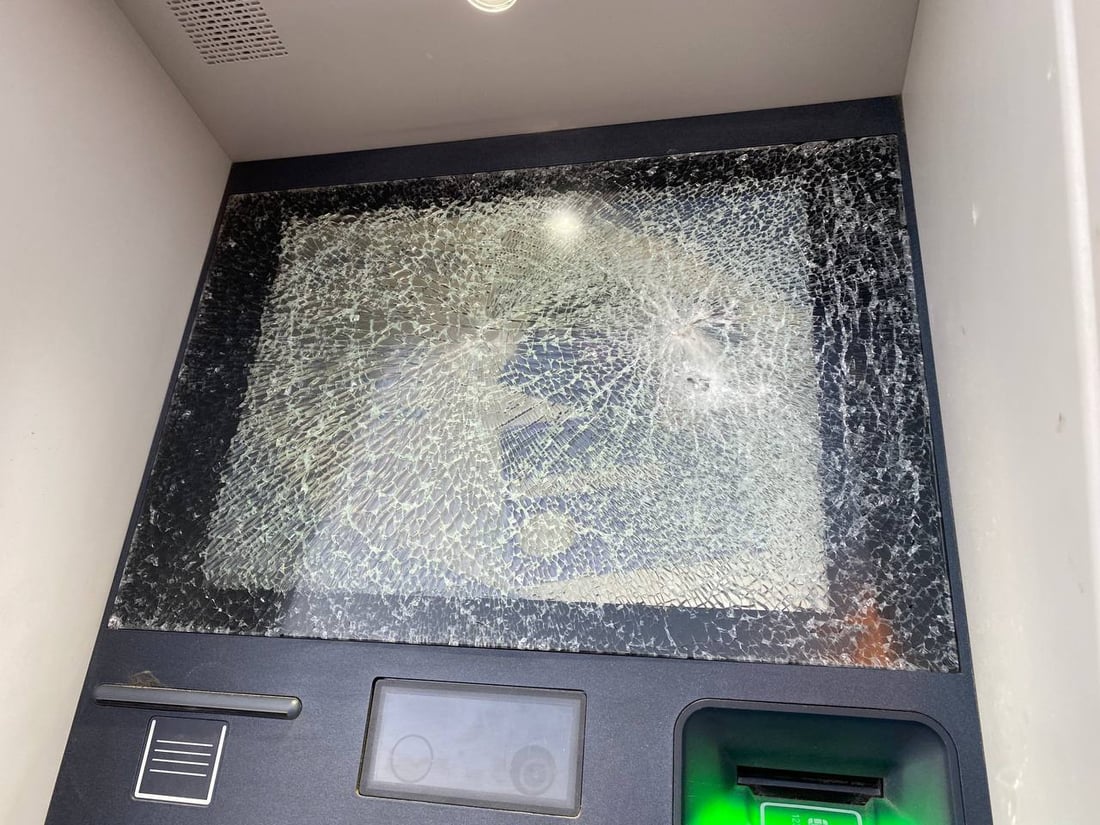 فيديو: ماكنة الفلوس تتحطم والبنك حائر والكاميرا تسجل.. يقولون إنه “مجنون”