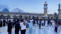 المطر يعانق تكبيرات العيد.. صلاة استثنائية من الحضرة ا...