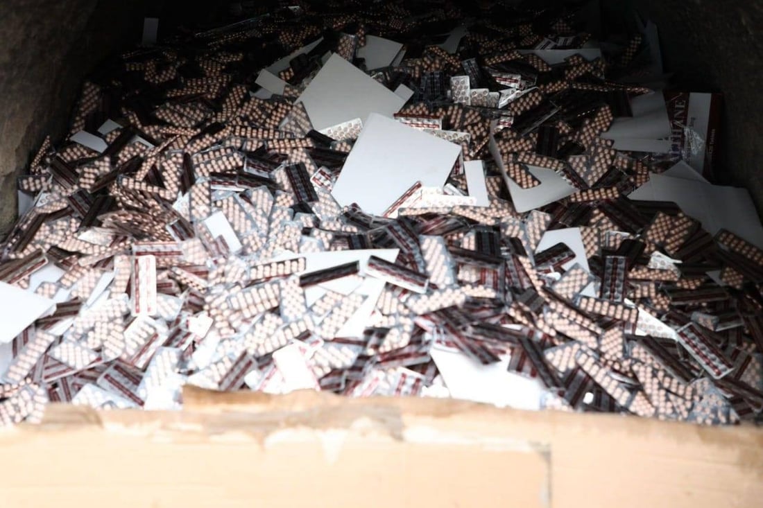 صور من اتلاف مليون حبة مخدرة في بغداد.. فرن عملاق بحضور القضاء والصحة والداخلية