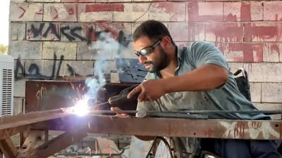 مشلول يصارع الحديد في مهنة تصعب على الأصحاء.. هذه قصص العراقيين