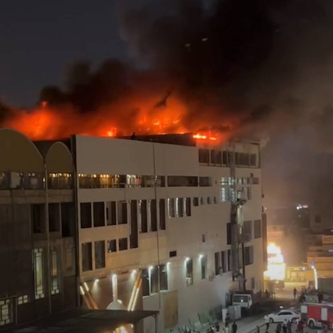 مشاهد من حريق شنشل مول في البصرة الآن