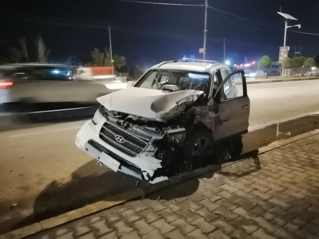 سائق اصيب بجروح بليغة وآخر في السجن.. “لوري” يفقد تركيزه ويصطدم بـ”سنتافي” (صور)