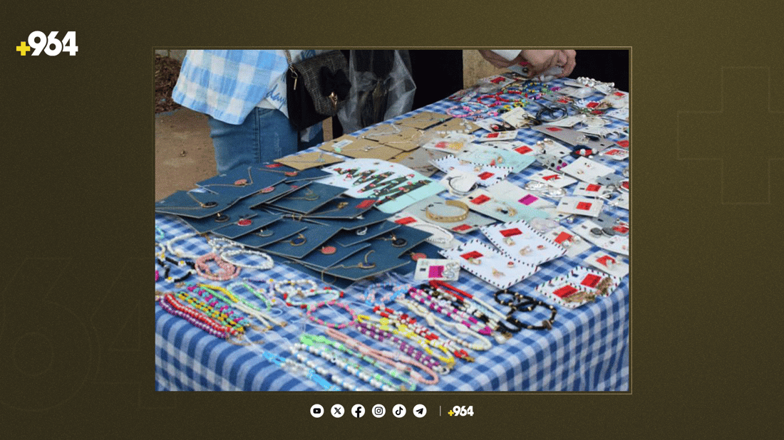 ژنان و کچانی دوزخورماتوو لە بازاڕی خاتوون بەرهەمەکانیان نمایش دەکەن