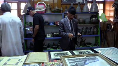 صورة أصلية للملك فيصل وأسلحة الحرب الأولى ومصباح “الزعيم”.. في متحف السعدي (فيديو)