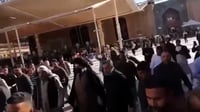 الصدر بين أنصاره في الصحن الحيدري ظهيرة الانتخابات (في