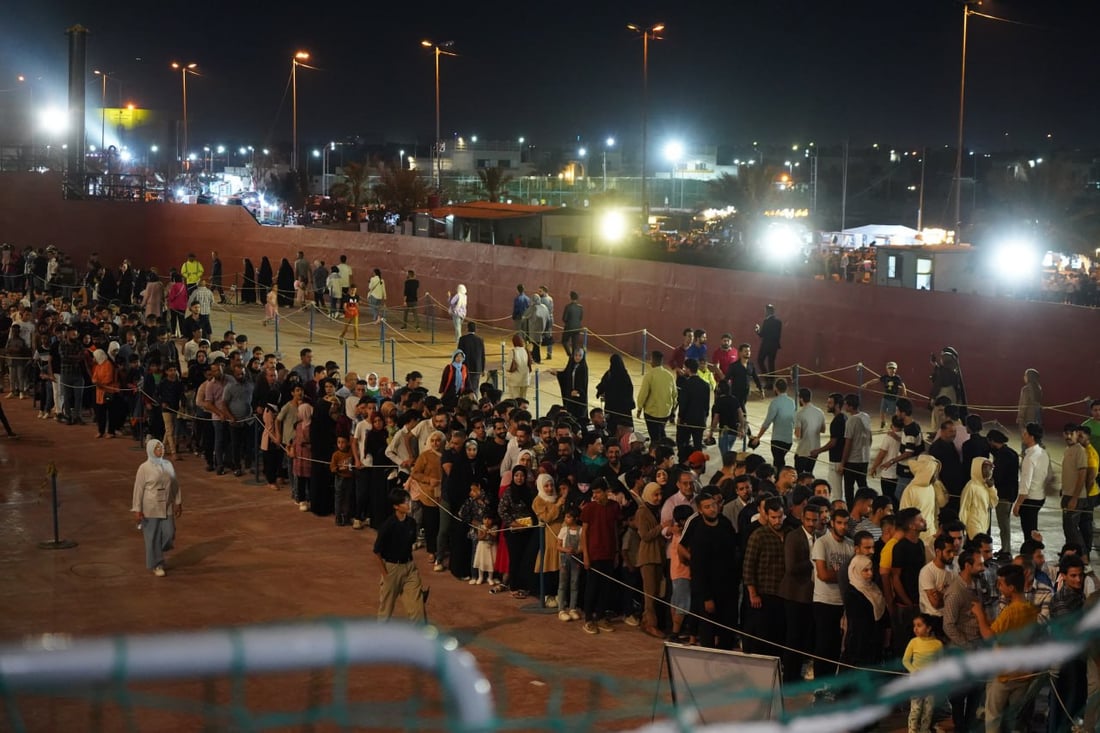 طوابير البصريين تصطف أمام “لوغاس هوب”.. معرض الكتاب يرسو في شط العرب (فيديو)