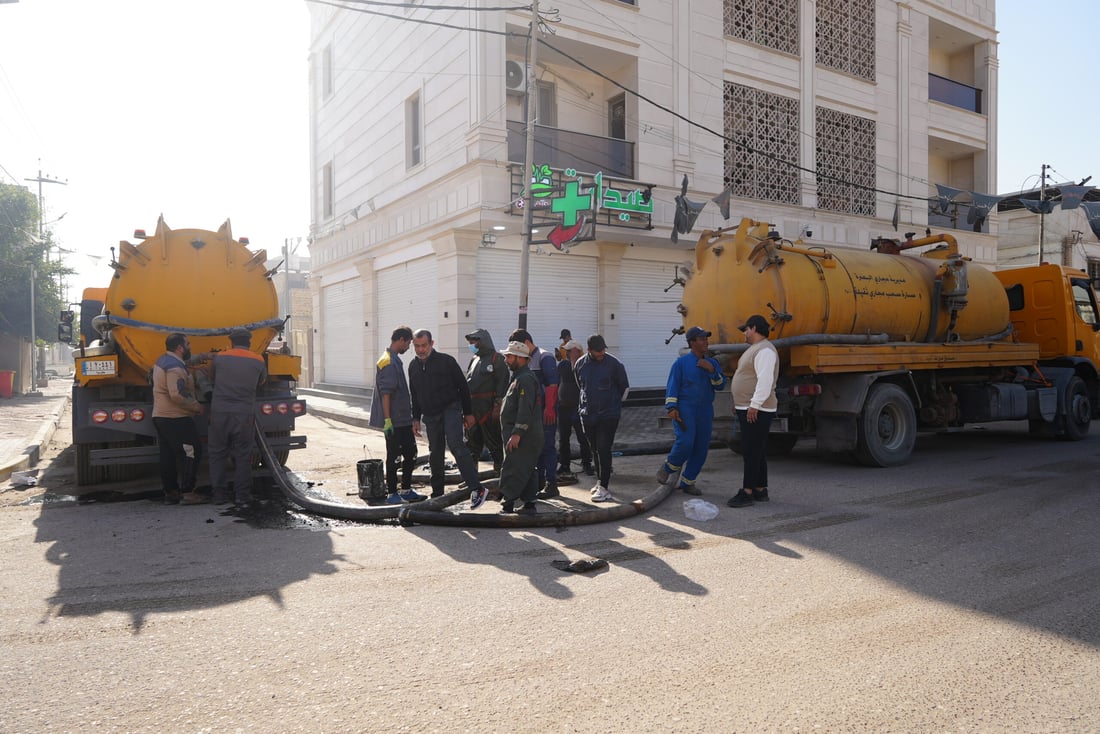 صور: غواصو البصرة “مجبرون” على الغطس في المجاري والراتب 170 ألفاً فقط!