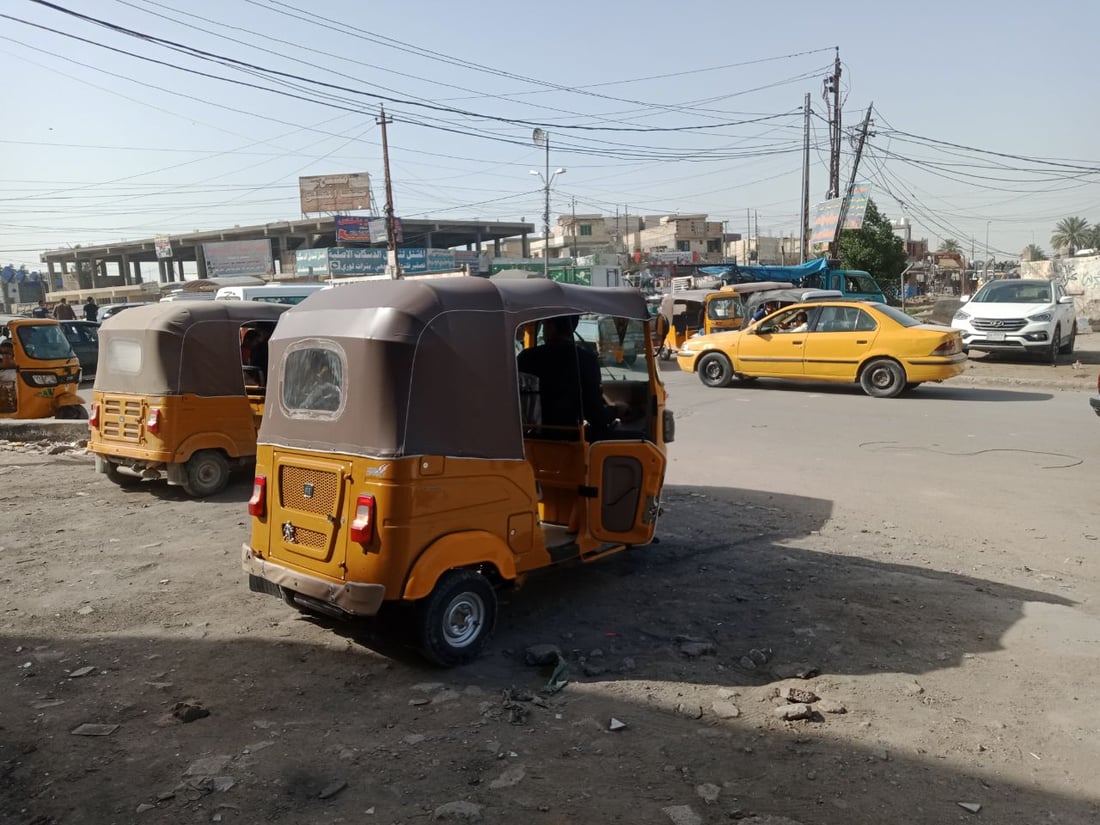 قلق في المشتل من حوادث “التكتك”.. الأهالي يطلبون حضور المرور في شارع المدارس