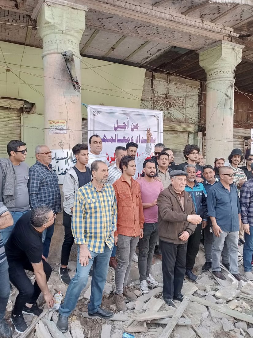 بغداد: تظاهرة فوق ركام مسرح “الهلال” التراثي.. “شارع الرشيد سيختفي”