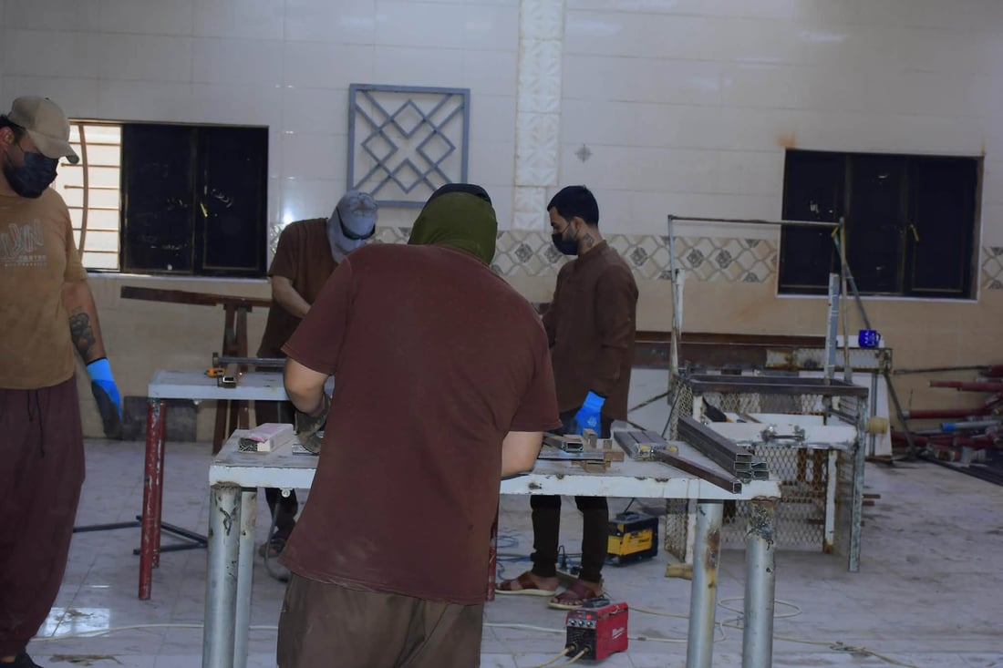 هدية من سجون العراق إلى المدارس.. مقاعد دراسية صنعت بأيدي النزلاء (صور)