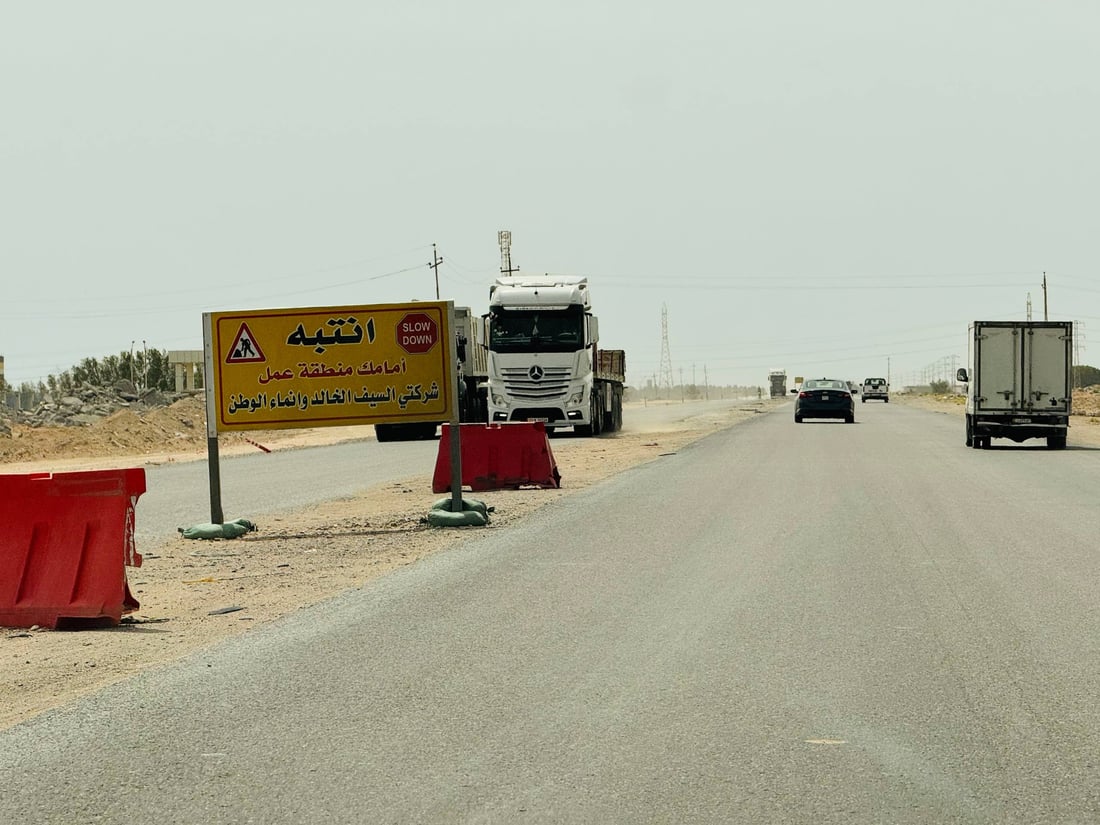 صور: توسعة طريق أم قصر إلى 3 مسارات و11 استدارة وفلكات دائرية جديدة وإنارة