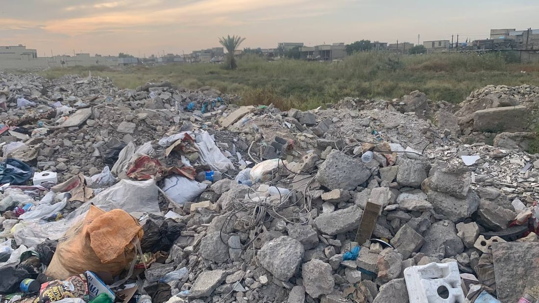 النفايات تحاصر “شمر” في هور رجب.. أمانة بغداد في طريقها لإنقاذ الموقف (صور)