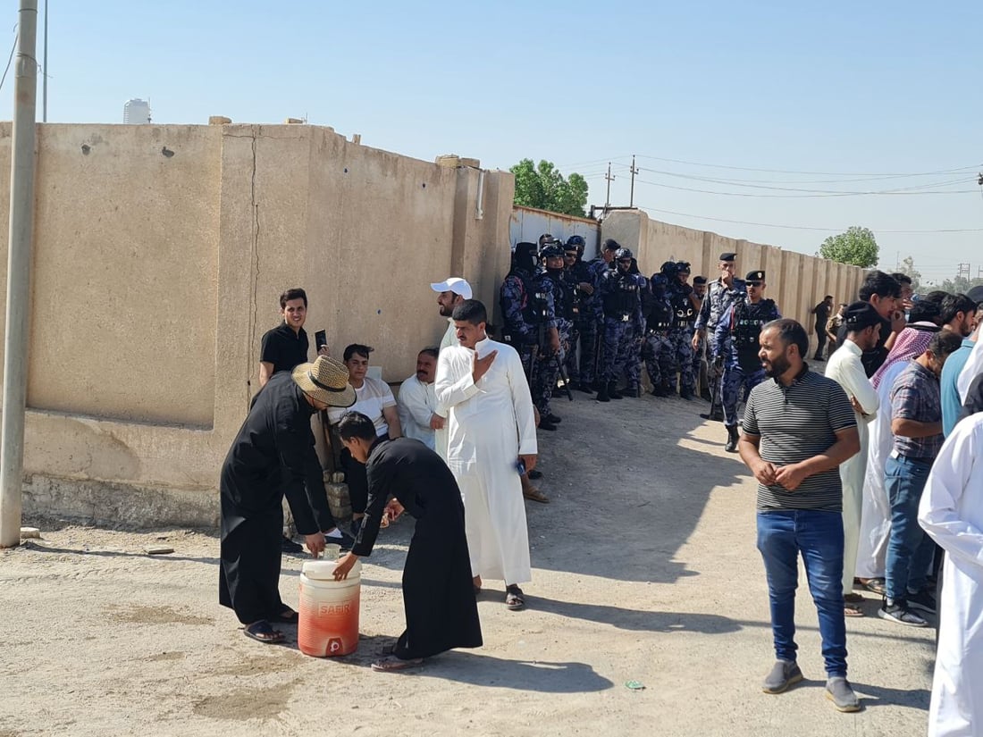 أهالي السوير نصبوا الخيم أمام مبنى الكهرباء.. اعتصام مفتوح حتى إقالة المدير (صور)