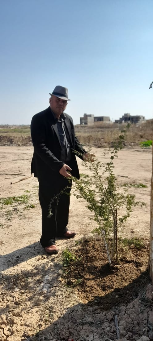 صور: خبير من بعقوبة ينجح بزراعة أول شجرة صمغ في العراق