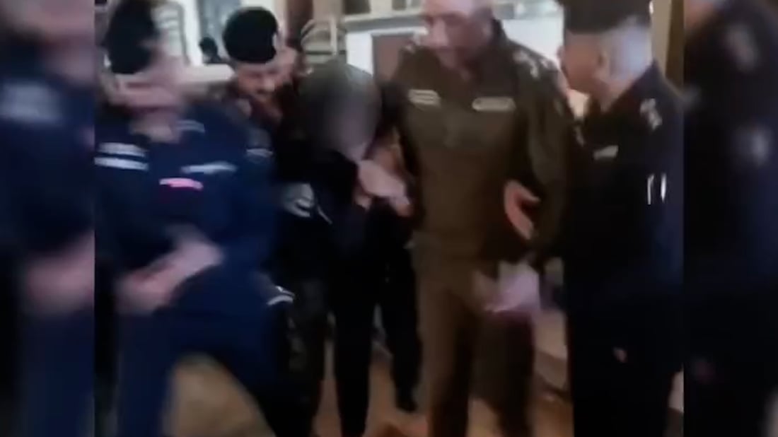 قاتل يضع مسدساً على رقبته ويهدد بالانتحار.. مفاوضات مع الشرطة انتهت باعتقاله