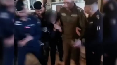 قاتل يضع مسدساً على رقبته ويهدد بالانتحار.. مفاوضات مع الشرطة انتهت باعتقاله