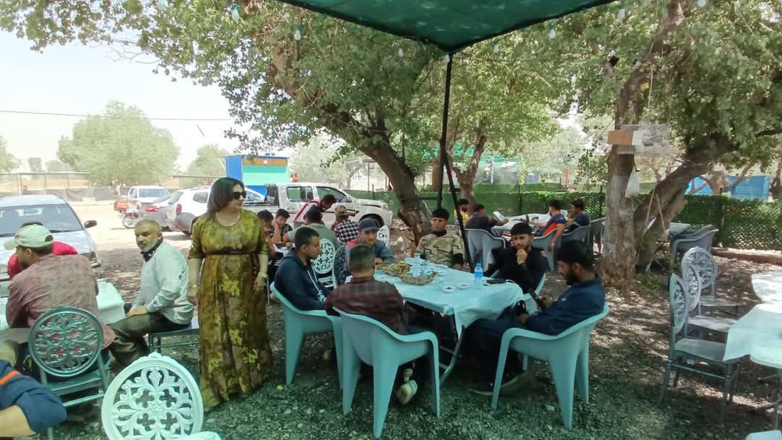 صور: ناشطة كركوكية تجمع 50 عاملاً من بلدية آلتون كوبري وتحتفل بعيدهم على نهر الزاب