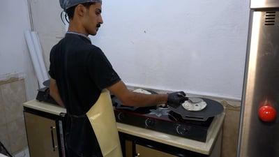 أنا أرخص خباز في العراق.. ضحية الغلوتين انتصر بعجين تركي يعتني بنضجه فوق الصاج