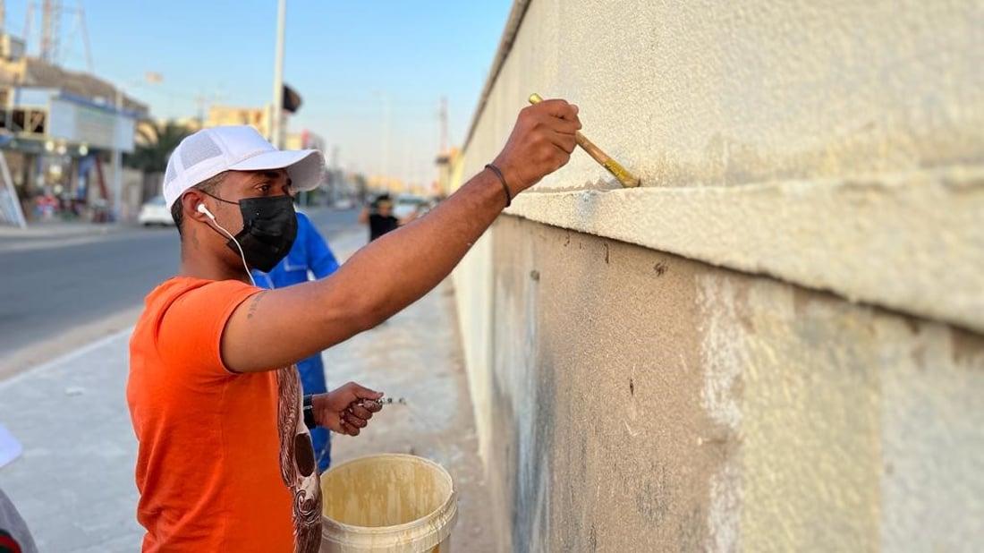 متطوعون عملوا بلا كلل واختاروا ألواناً جذابة.. مدارس الزبير أجمل الآن (صور)