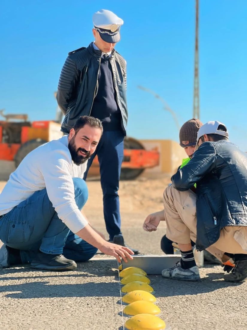 ژمارەیەک گەنجی خۆبەخش تاسەو رووناکی فسفۆریان لەسەر رێگای کەرکوک بۆ بەغدا دانا