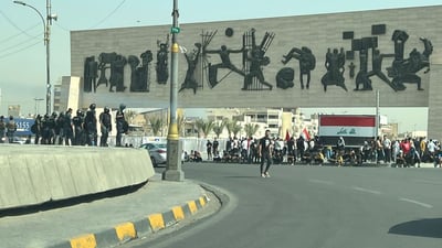 جلسة تحت النصب.. صور من ساحة التحرير في ذكرى احتجاجات تشرين