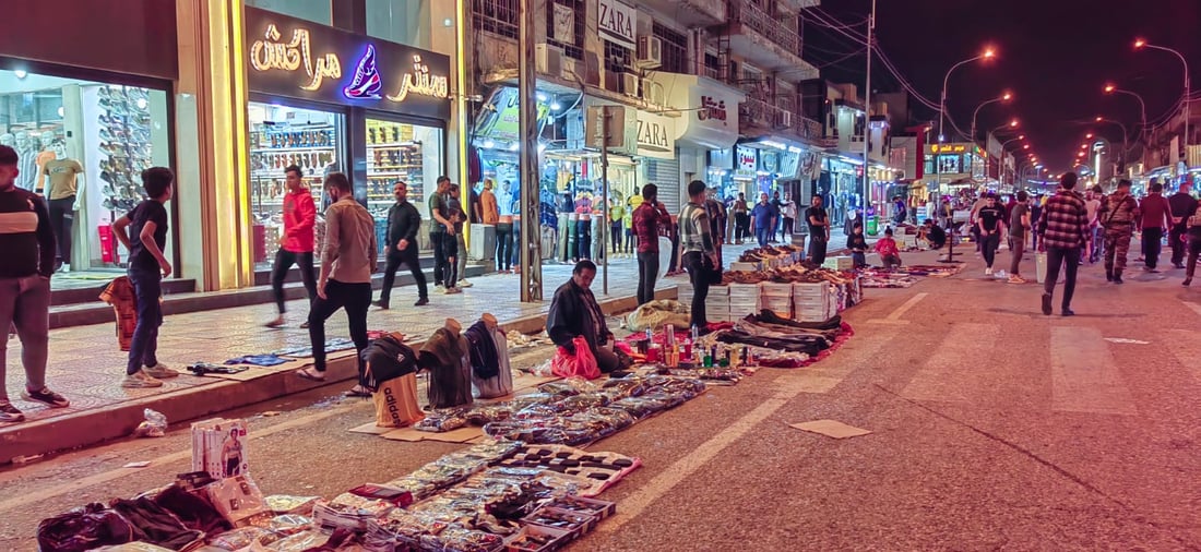 صور ليلية من “دواسة” الموصل: السكان سعداء بقطع الشارع.. الحركة سهلة والأسعار مناسبة