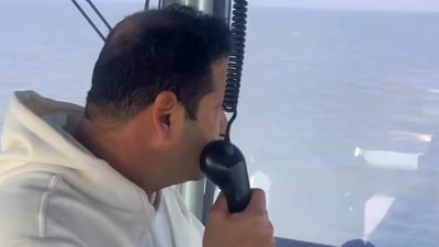 النداءات بين بحرية العراق والصيادين العالقين في رأس الخليج (فيديو)