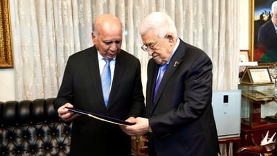 وزير الخارجية يسلم محمود عباس دعوة رسمية لحضور القمة العربية في بغداد