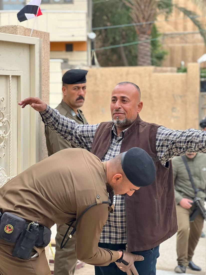 طفلة جربت الحبر البنفسجي.. صور من الاقتراع العام في الرمادي