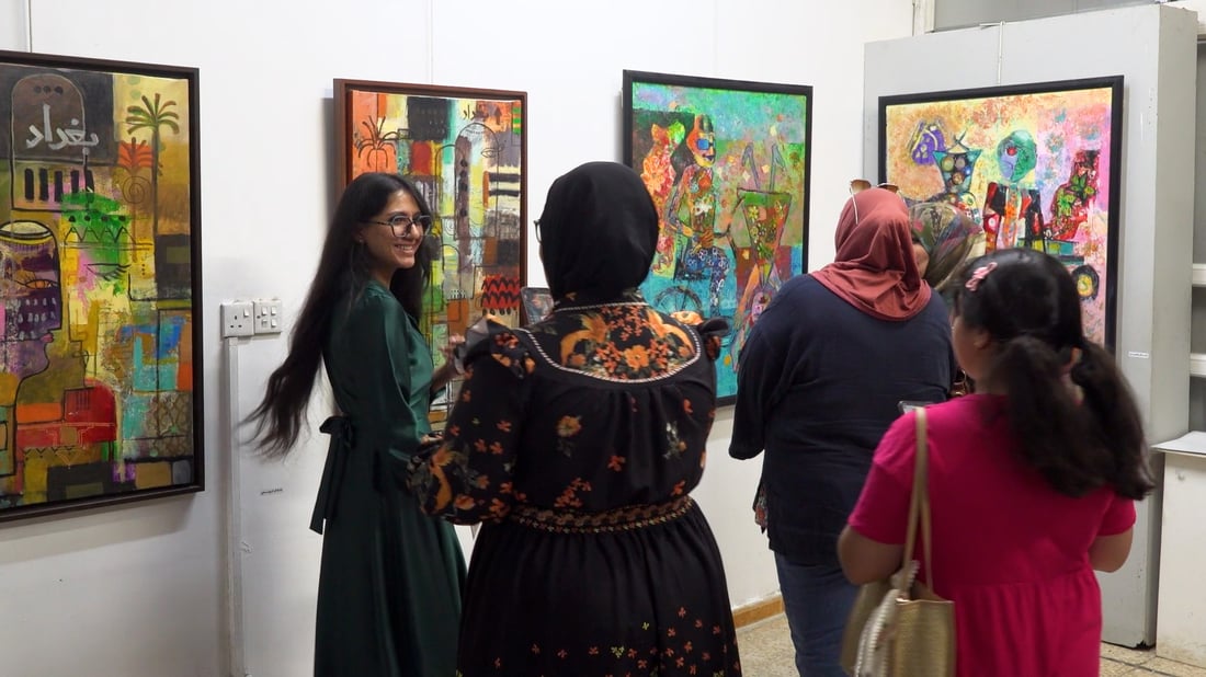 بنات بابل أخرجن اللوحات من البيوت.. شاعرة سورية معجبة بأول معرض نسائي (فيديو)