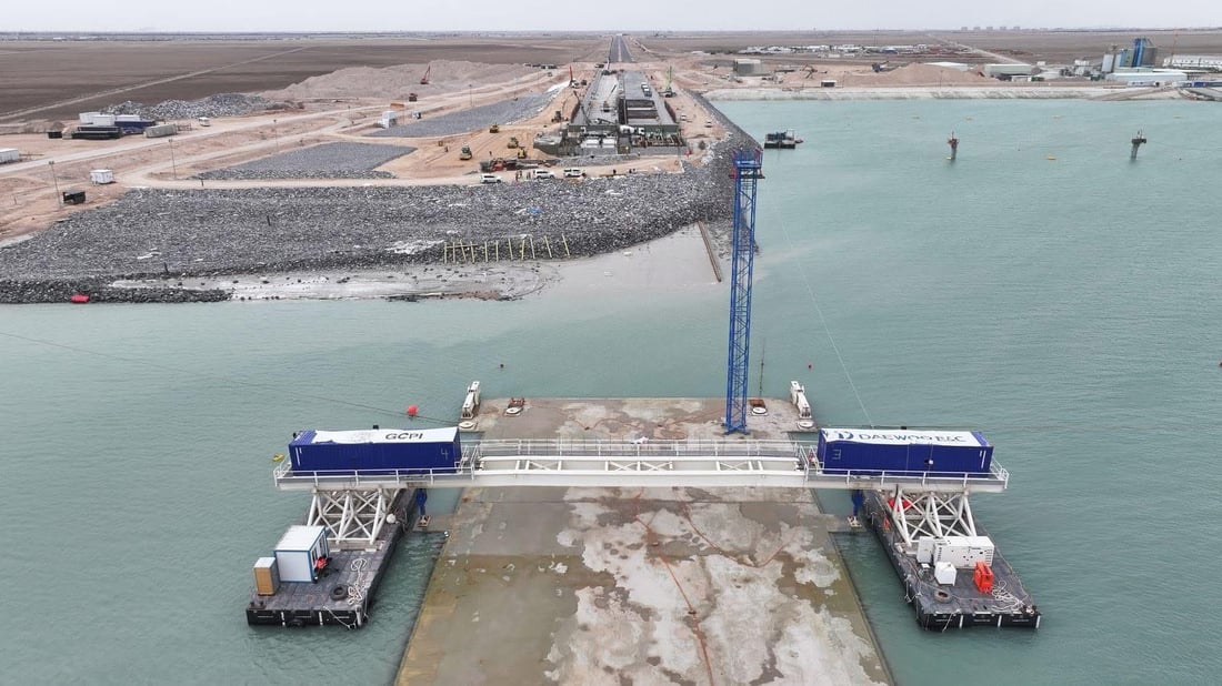 صور: تنزيل أول قطعة من النفق المغمور تحت خور الزبير