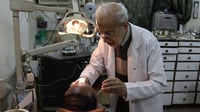 صور: 964 تزور عيادة أقدم طبيب أسنان في الكاظمية.. دكتور عب...