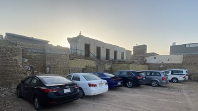 كل ما تبقى من “خان العجم”.. كراج سيارات على أنقاض التجارة القديمة في ميسان (صور)