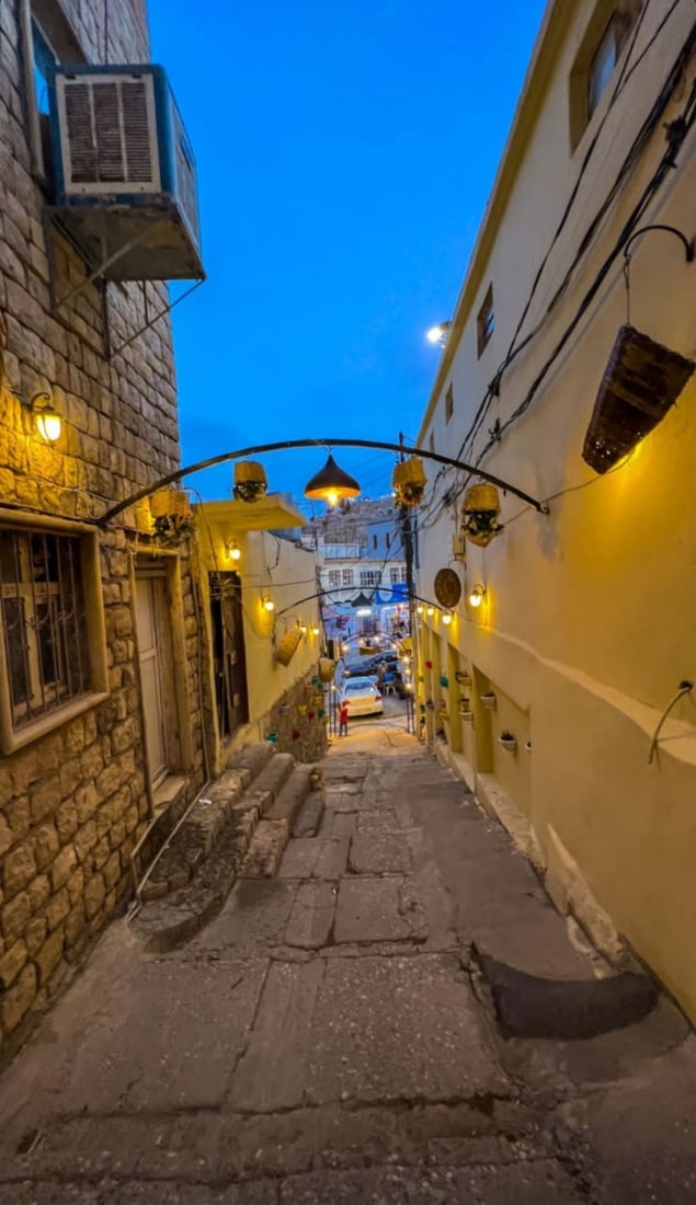 صخرية ومعرضة للانهيار.. لقطات ساحرة من عقرة لبيوت عمرها 1700 عام