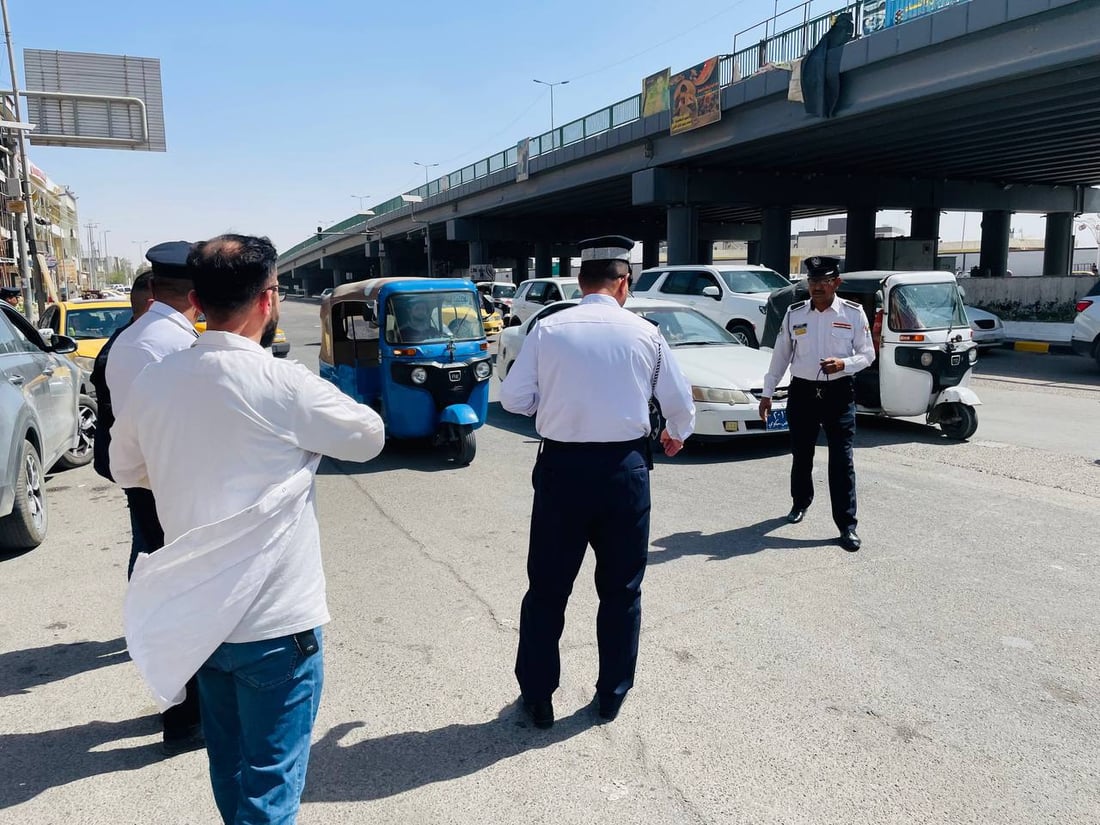 صور: صيدلاني مرهف يوزع واقي الشمس على شرطة العمارة لحماية بشرتهم