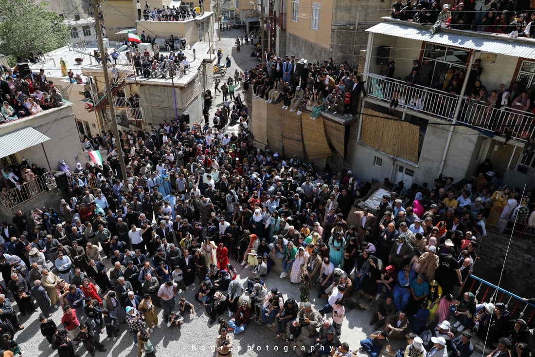 بەیانیان زوو لە شارەدێی بایەنگان سەر بە قەزای پاوە، هاوڵاتیان بەدەنگی دەهۆڵ و دەف خەبەریان دەبێتەوە.
