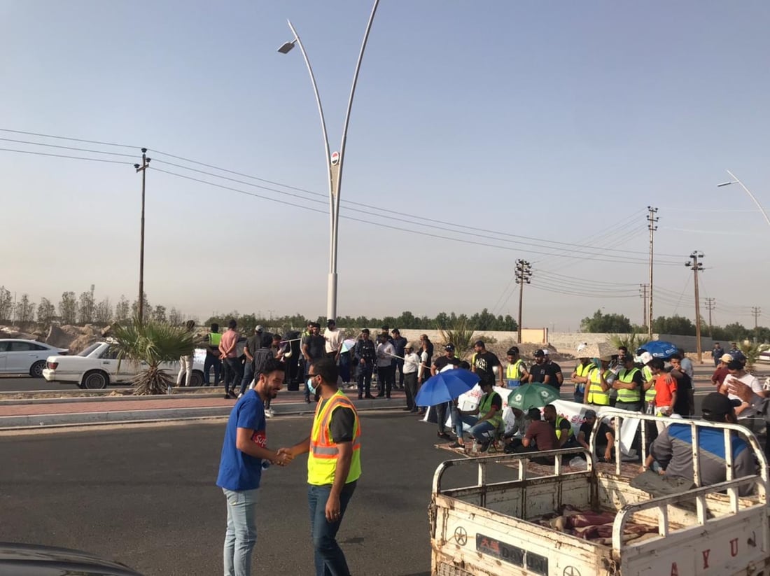 البصرة: مهندسون يمنعون مرور موظفين إلى شركات النفط في الشعيبة (صور)