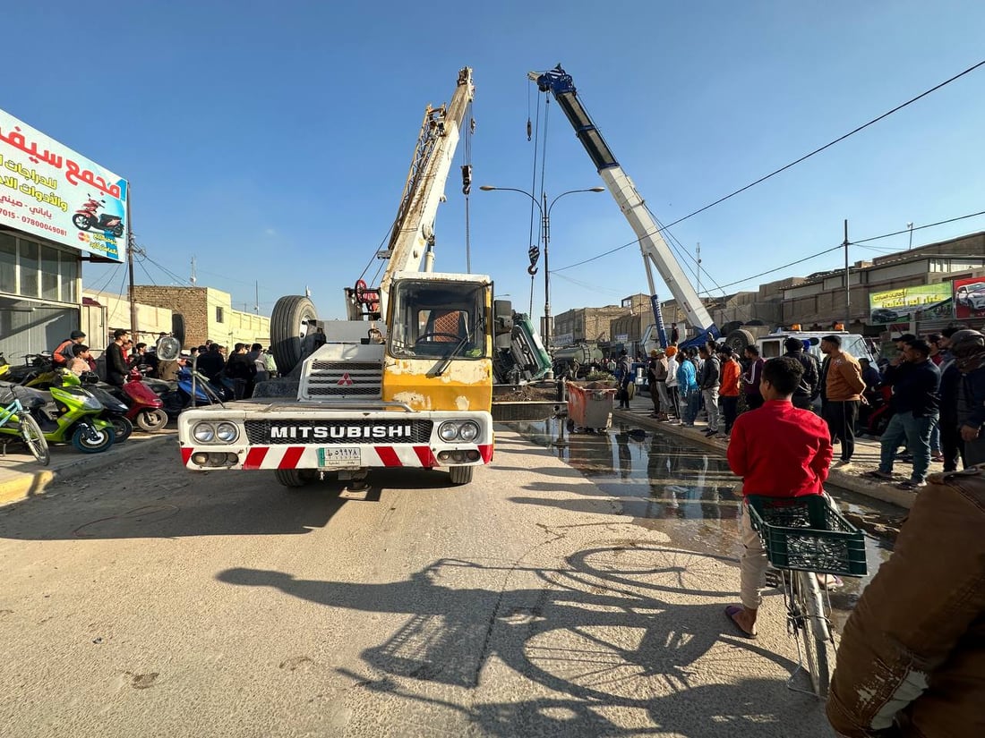 صور: انقلاب “خباطة” وإصابة سائقها في الديوانية