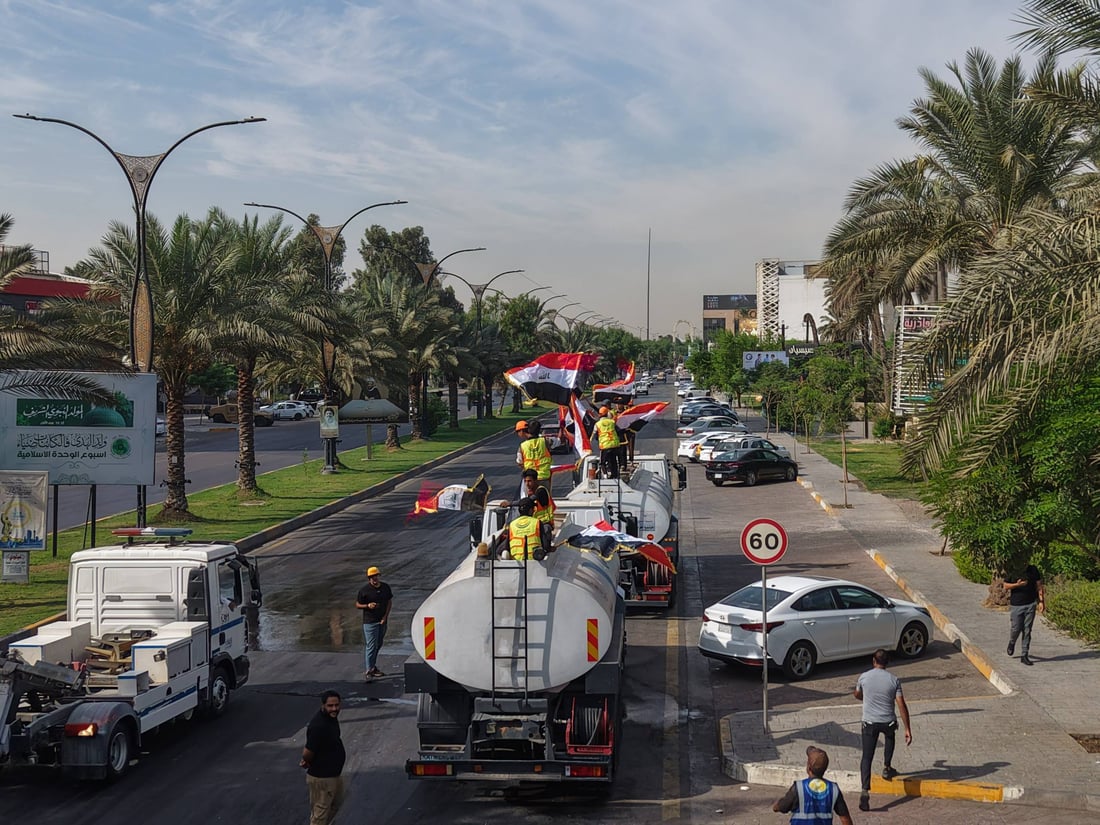 صهاريج تطلق الماء وأعلام وعمال فوقها.. بلدية الكرادة ترسم بهجة يوم السيادة