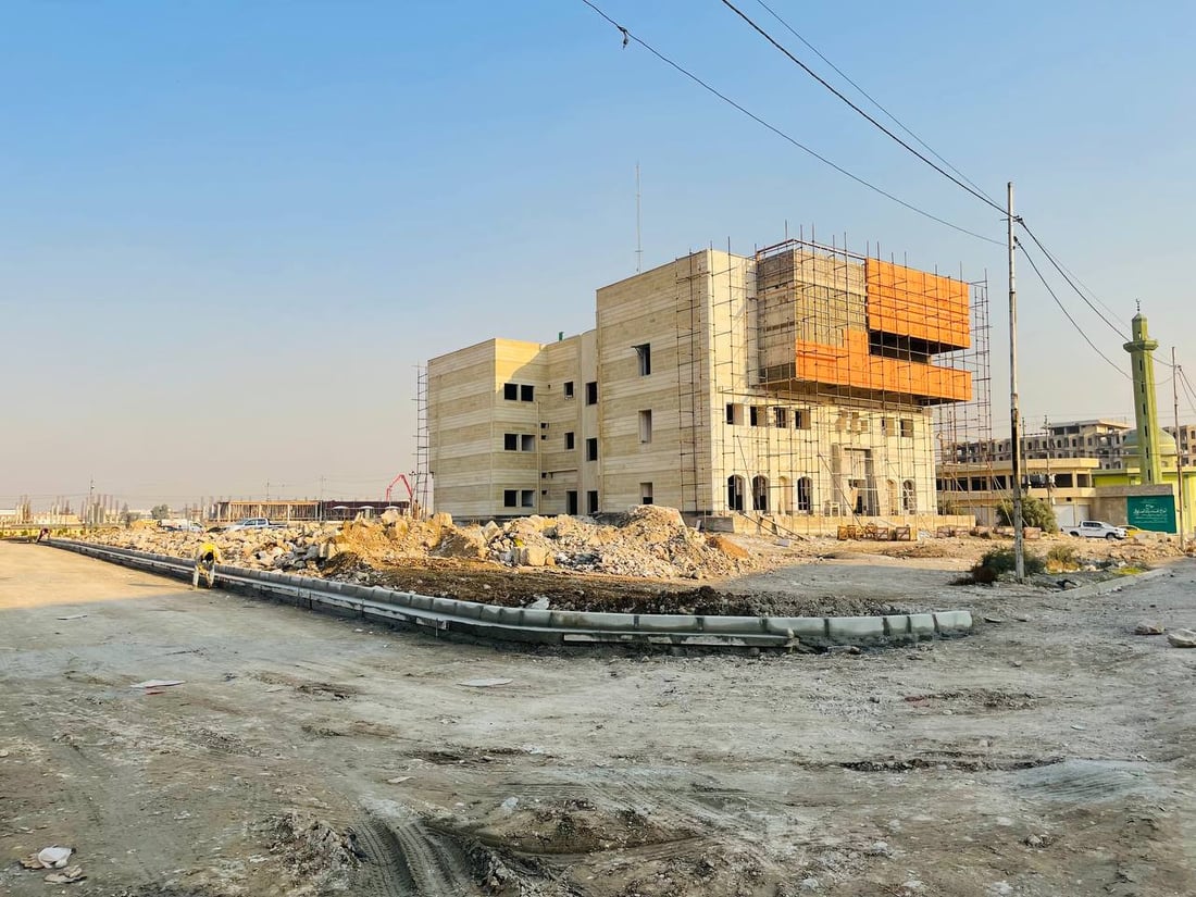 وصول الزبائن إلى أسواق الموصل القديمة بات أسهل.. البلدية تواصل التلبيط (صور)