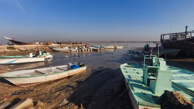 البرد يدفن الأسماك في قاع البحر.. صيادو الفاو يترقبون الدفء