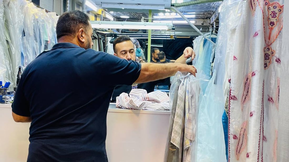 ضاري لا يخاف السيدات ويتعبه الأبيض.. أوتجية بغداد بلا نوم لتجهيز الدشاديش والغتر