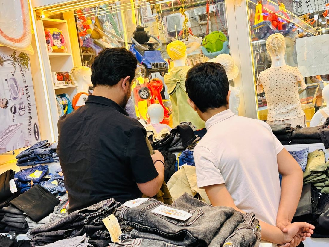 علي طالب يسعد أطفال خانقين.. أخذهم بالسيارة إلى محل الملابس قبل العيد